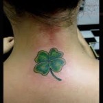 Négylevelű lóhere tetoválás a nő tarkóján