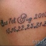 számok egy tetoválásban felirattal - fotó