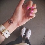 وشم زهرة على معصمها - نوع مختلف من الصورة رقم 21122015 1