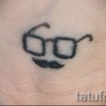 małe tatuaże dla facetów - przykład zdjęcia 9