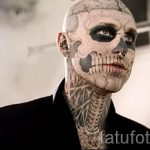 tatuaż czaszki faceta