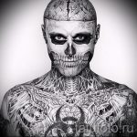 facet z tatuażem czaszki na twarzy - przykładowe zdjęcie 4