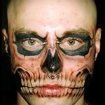 facet z tatuażem czaszki na twarzy - przykładowe zdjęcie 6