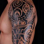 tatuaż dla facetów na ramieniu - przykład zdjęcia 1