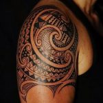 tatuaż dla facetów na ramieniu - przykład zdjęcia 4