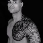 czarny tatuaż na ramieniu dla facetów - przykładowe zdjęcie 1