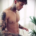 tatuaż dla facetów na szyi - przykład zdjęcia 1