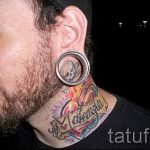 tatuaż na szyi faceta - przykładowe zdjęcie 3