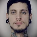 tatuaż na szyi faceta - przykładowe zdjęcie 4