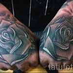 Różany tatuaż na ramieniu faceta - przykład zdjęcia 1