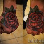 Różany tatuaż na ramieniu faceta - przykład zdjęcia 2