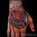 Różany tatuaż na ramieniu faceta - przykład zdjęcia 3