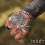 Różany tatuaż na ramieniu faceta - przykład zdjęcia 4