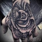 Różany tatuaż na ramieniu faceta - przykład zdjęcia 5