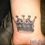 zdjęcie tatuażu z koroną na nadgarstku dla facetów - przykładowe zdjęcie 1