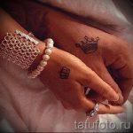 zdjęcie tatuażu z koroną na nadgarstku dla facetów - przykładowe zdjęcie 2