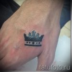 zdjęcie tatuażu z koroną na nadgarstku dla facetów - przykładowe zdjęcie 3