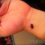 zdjęcie tatuażu z koroną na nadgarstku dla facetów - przykładowe zdjęcie 4