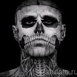 facet pokryty tatuażami szkielet 1