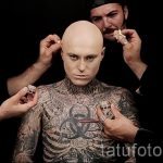 facet pokryty tatuażami szkielet 2