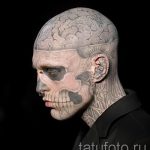ein Mann mit einem Schädel-Tattoo auf seinem Gesicht - ein Foto-Beispiel 1