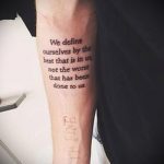 Inschriften auf den Arm Tattoos für Männer - Foto Beispiel 1