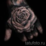 Różany tatuaż na dłoni Mężczyzna 3