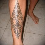 Tätowierung auf seinem Bein für die Jungs - Foto Beispiel 1