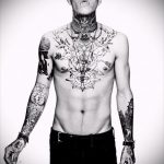 tatuaż na szyi faceta 2