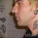 tatuaż na szyi faceta 3