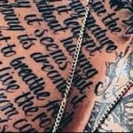 tatuaże dla facetów napisy - przykład zdjęcia 1