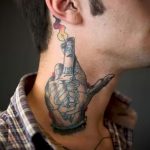 tatuaże dla facetów na szyi - przykład zdjęcia 2