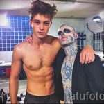 un gars avec un tatouage de crâne sur son visage - przykładowe zdjęcie 1