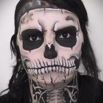 un gars avec un tatouage de crâne sur son visage - przykładowe zdjęcie 2