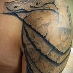 tetoválás a vállán férfi bőrpáncél fotó - példa egy kész tetoválásra 16052016 -ból 4
