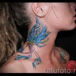 Gyönyörű lány egy seprű tetoválás a nyakán fotó