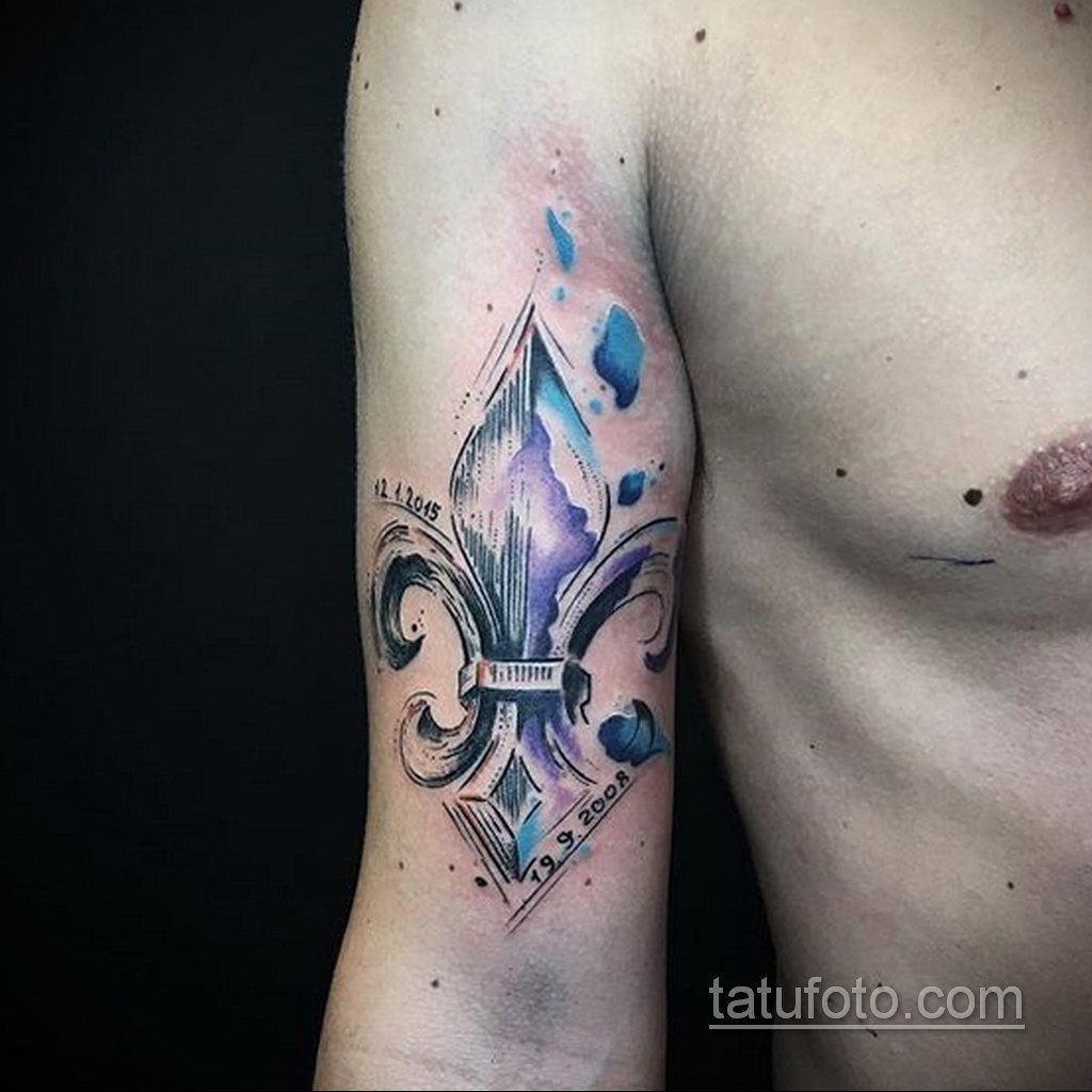 fotó egy tetoválásról, flur-de-lis-vel 2019.12.14. №116-heraldic liliom-