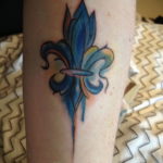 fotó egy tetoválásról, flur-de-lis-vel 2019.12.14. №008 -heraldikai liliom-