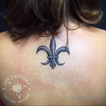 fotó egy tetoválásról, flur-de-lis-vel 2019.12.14. 007 -heraldikai liliom-