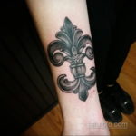 fotó egy tetoválásról, flur-de-lis-vel 2019.12.14. 002 -heraldikai liliom-