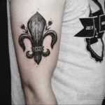 fotó egy tetoválásról, flur-de-lis-vel 2019.12.14. №138 -heraldikai liliom-