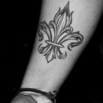 fotó egy tetoválásról, flur-de-lis-vel 2019.12.14 №136 -heraldic liliom-