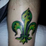 fotó egy tetoválásról, flur-de-lis-vel 2019.12.14 №133 -heraldic liliom-