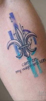 fotó egy tetoválásról, flur-de-lis-vel 2019.12.14 №132 -heraldic liliom-