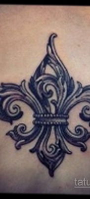 fotó egy tetoválásról, flur-de-lis-vel 2019.12.14. №131-heraldikai liliom-