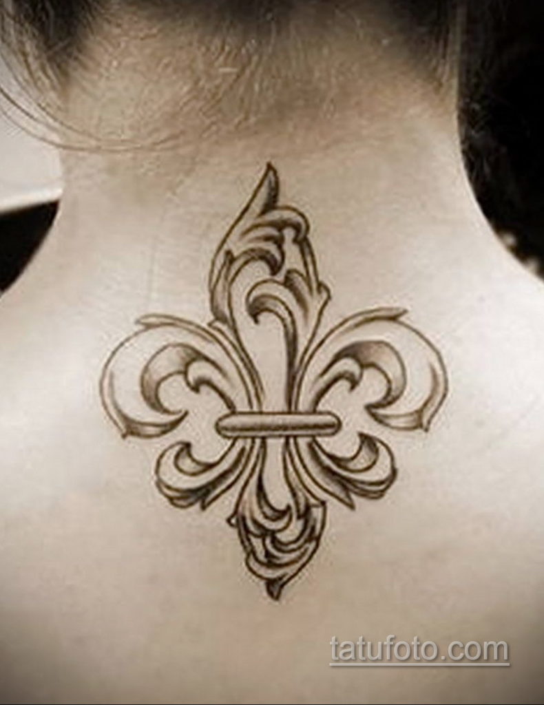 fotó egy tetoválásról, flur-de-lis-vel 2019.12.14. №127 -heraldikai liliom-