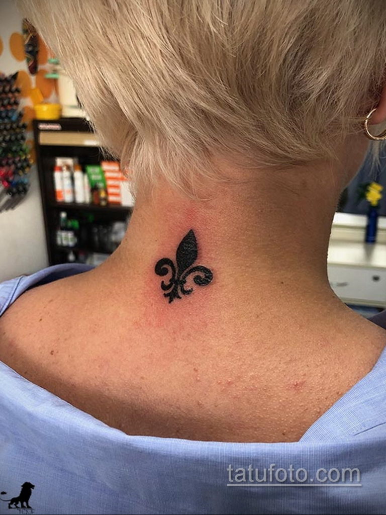 fotó egy tetoválásról, flur-de-lis-vel 2019.12.14 №126 -heraldic liliom-