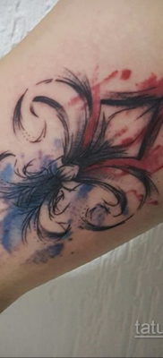 fotó egy tetoválásról, flur-de-lis-vel 2019.12.14. №124 -heraldikai liliom-