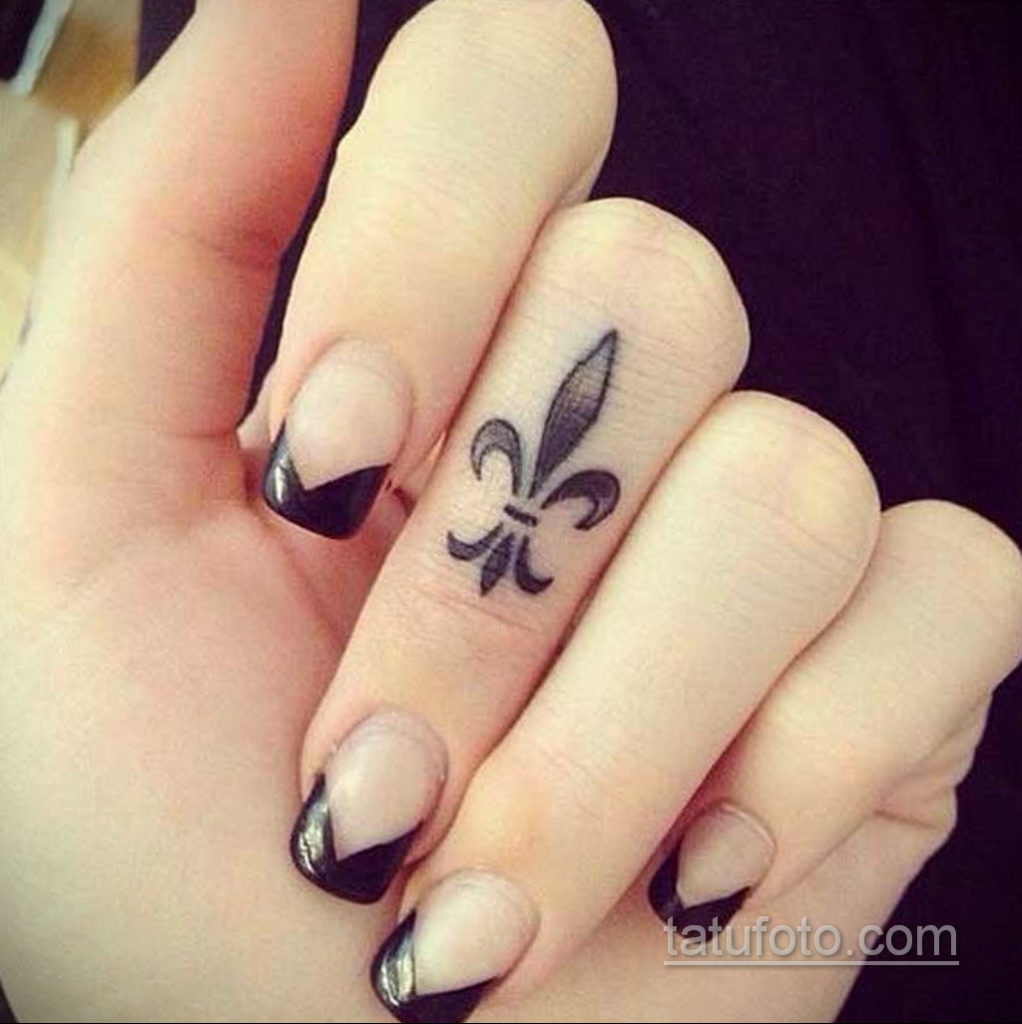 fotó egy tetoválásról, flur-de-lis-vel 2019.12.14. №123-heraldikai liliom-