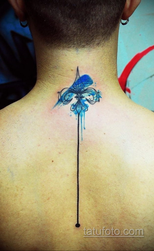 fotó egy tetoválásról, flur-de-lis-vel 2019.12.14 №122 -heraldic liliom-